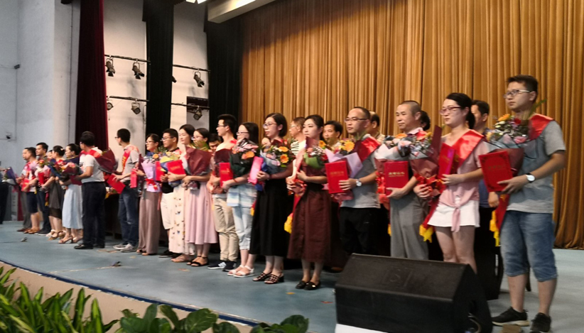   ��������ѧУ2019��ʦ����ף�߱��ô��������ѧУ�н�¥¡�ؾ��У�