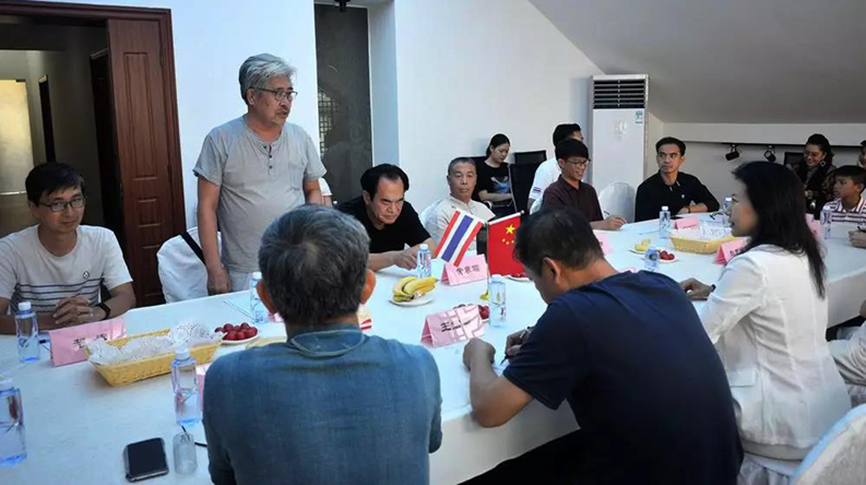 ��־�������������Ҵ����Ƽ�˪������ʾ�����ȸ�л�����Ļ��������������ڴٽ��й��붫�˹����Ļ�����������������Ŭ���빱�ף�ͬʱ��ʾ���βɷ����ݷḻ���Ƕȶ�����������������Ҫ�Ļ����Ŵ棬��԰���¼θ��ʾӵȵؽ�Ϊ�����ҵĴ��������������У����������Ի滭Ϊ�ֶΣ�����θ������İ������硢��˽���׵ľ��񣬳��չ�ּ����������ĵ��̺��Ļ������� 