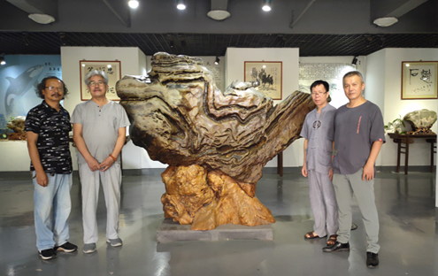 ��ɽ�����㶫�ϣ���̬ǧ��չ��ۡ�������Գ�ع�㣬������ʾ���Ȼ��